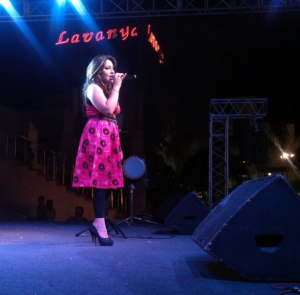 professional female singer delhi